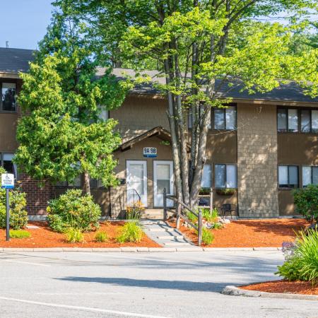 Beautifully Landscaped Grounds | Apartments For Rent Nashua NH Pet Friendly | Hilltop by Princeton Apartments