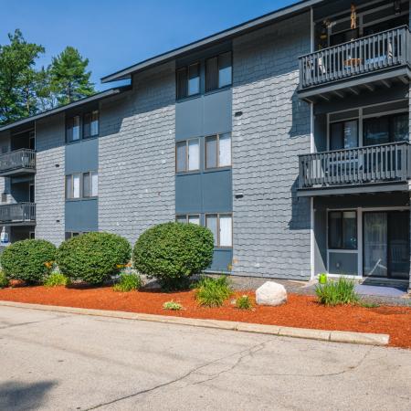 Beautifully Landscaped Grounds | Apartments For Rent Nashua NH | Hilltop by Princeton Apartments