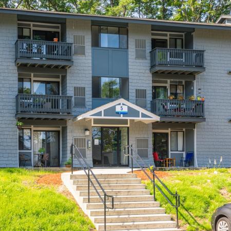 Wonderfully Maintained Exterior | 3 Bedroom Apartments for Rent Nashua NH | Hilltop by Princeton Apartments