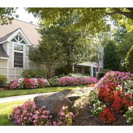 Beautifully Landscaped Grounds | Apartments For Rent Nashua NH Pet Friendly | Pheasant Run Apartments