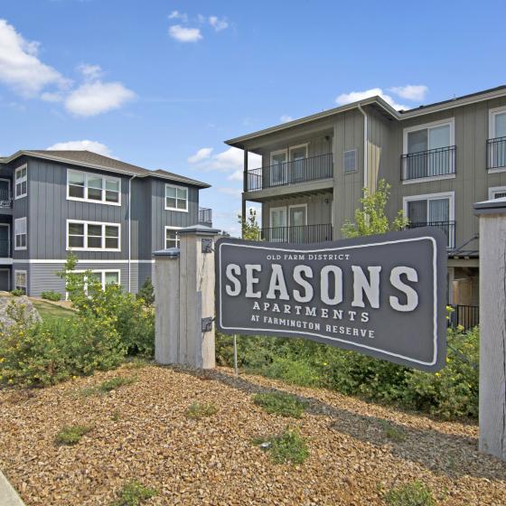Monument Sign and Building with Beautiful Grounds | Seasons Apartments at Farmington Reserve | Apartments in Bend OR