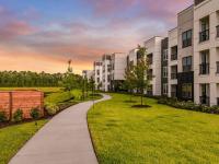 Walking Path | Apartments in Jacksonville, FL | The Menlo