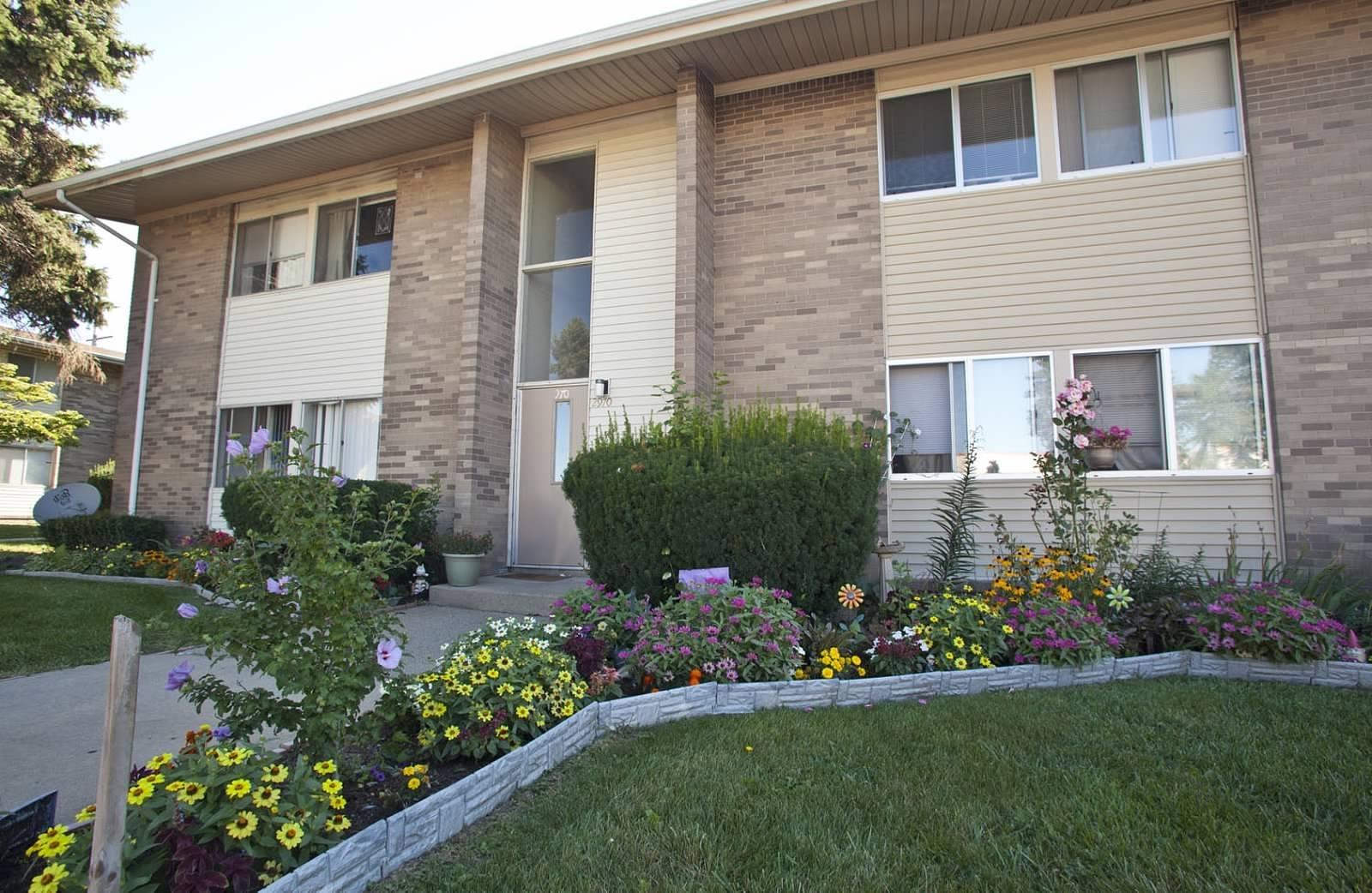 View Photos Camelot Apartments Apartments in Ypsilanti