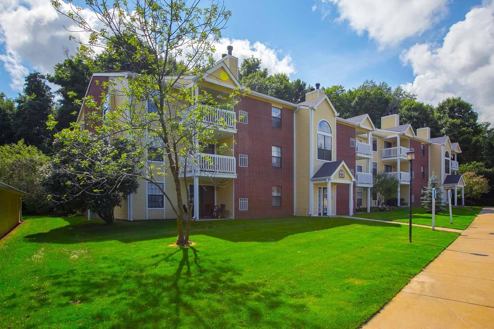 Photos of Summer Ridge Apartments | Apartments Near WMU