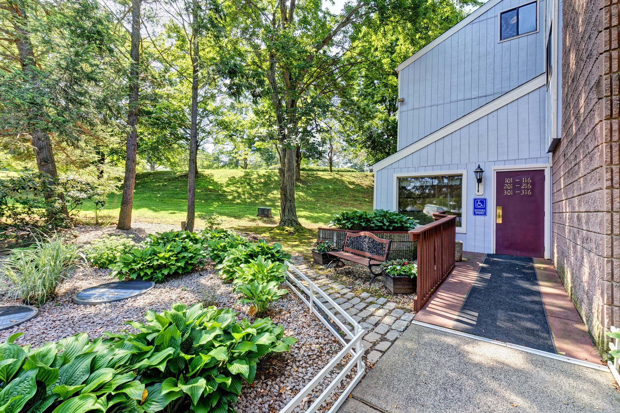 View Photos Burgundy Apartments Apartments in Middletown