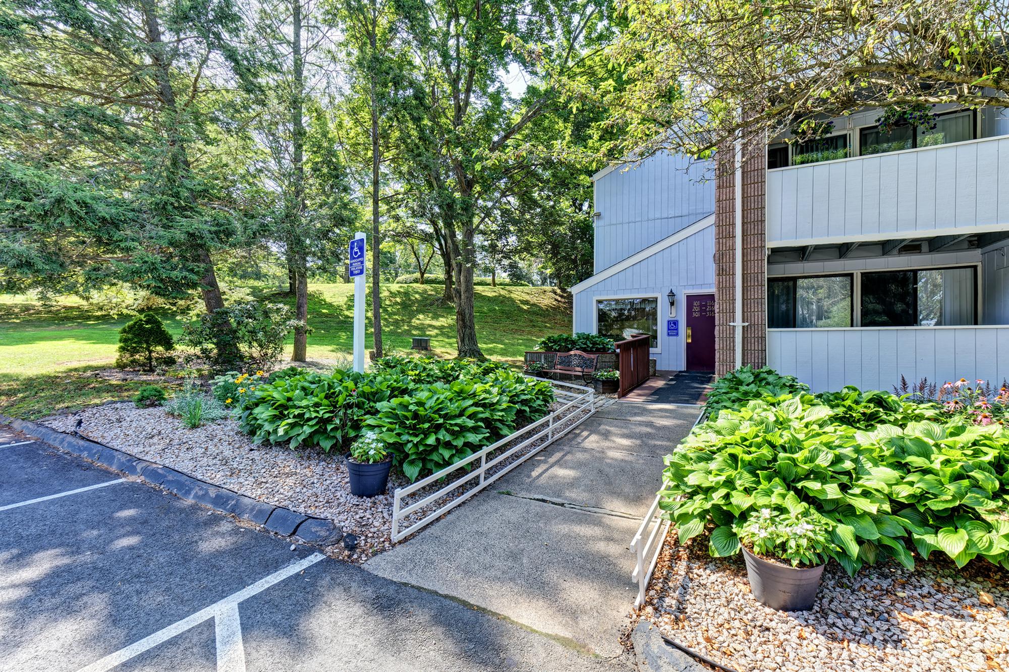 View Photos Burgundy Apartments Apartments in Middletown