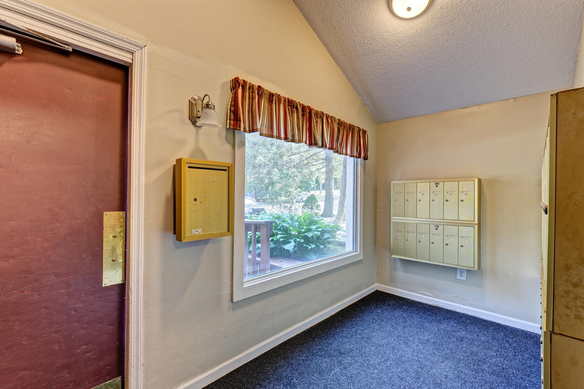 View Photos Burgundy Apartments Apartments in Middletown