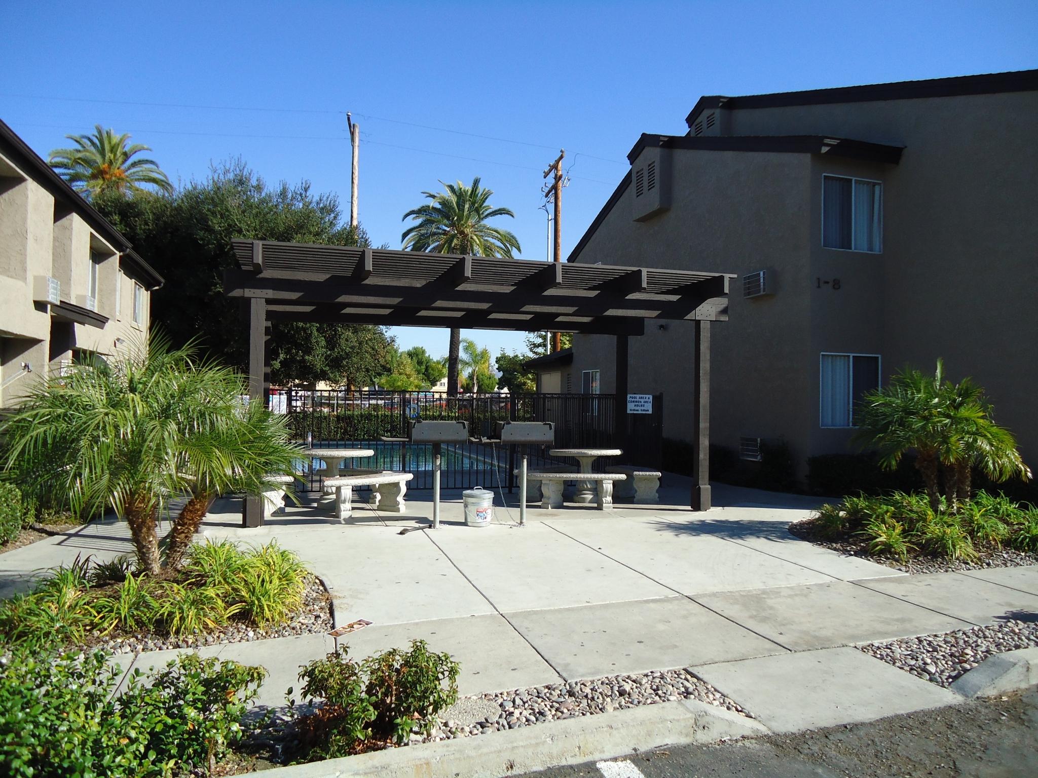 View Photos Oak Tree Apartments