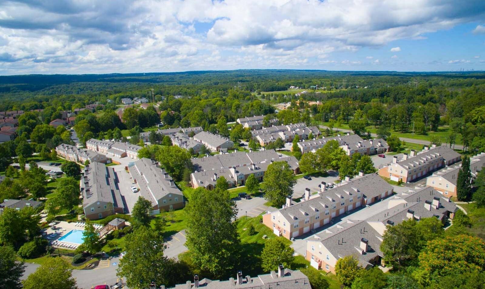 Photos of Williamsburg Townhomes Apartments Rentals in Sagamore Hills OH